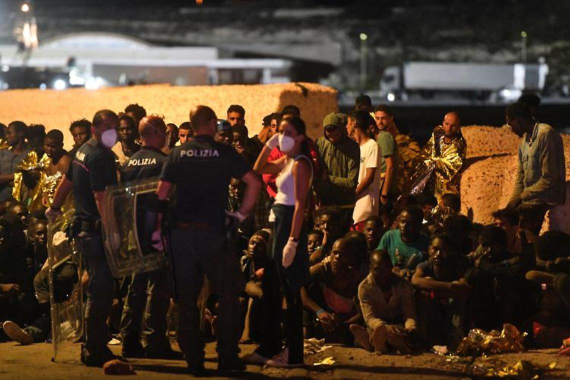Lampedusa, quasi 4.500 migranti nell'hotspot: notte senza sbarchi