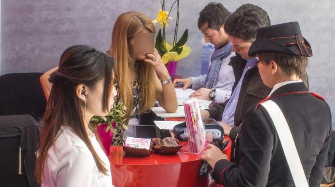 Massaggi con finale a sorpresa per professionisti e uomini sposati: chiusa casa d'appuntamenti