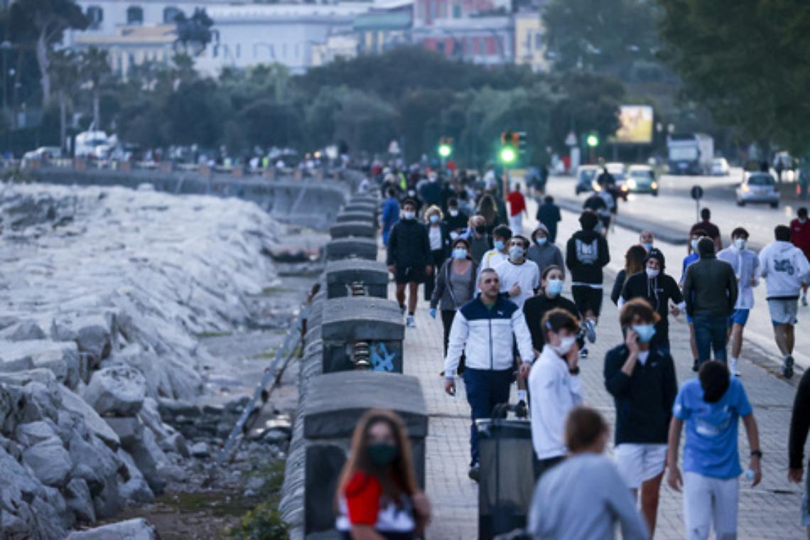 Ordinanza di De Luca, jogging sul lungomare dalle 6,30 alle 8
