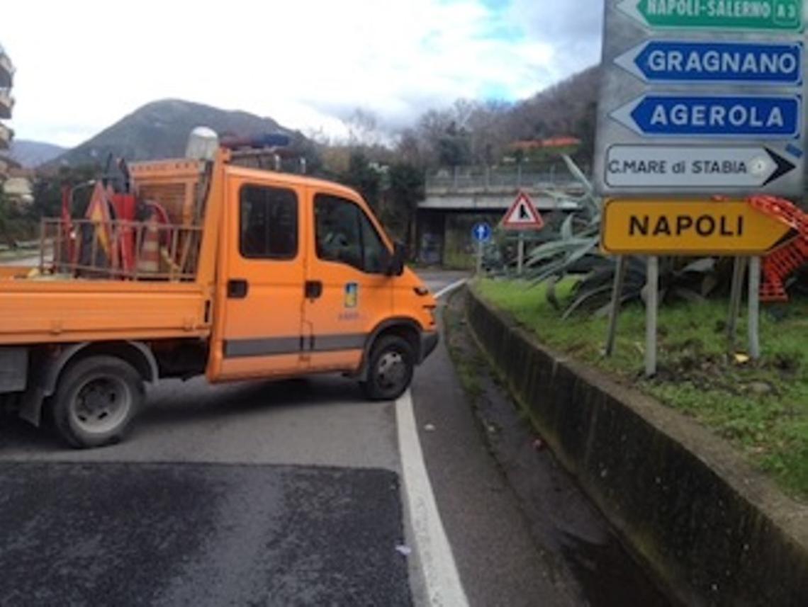 Schianto tra scooter e auto, morto un 16enne