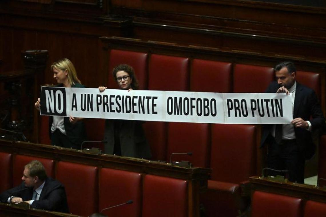 Camera, striscione anti Fontana in Aula: «No a presidente omofobo pro Putin»