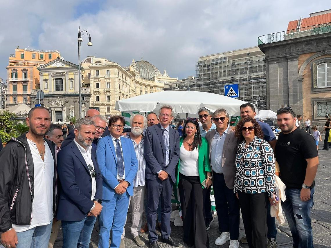 Cisl in piazza a Napoli, Manfredi firma proposta di legge