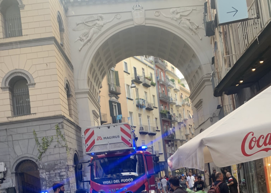 Calcinacci giù dal Ponte di Chiaia, intervengono i Vigili del Fuoco