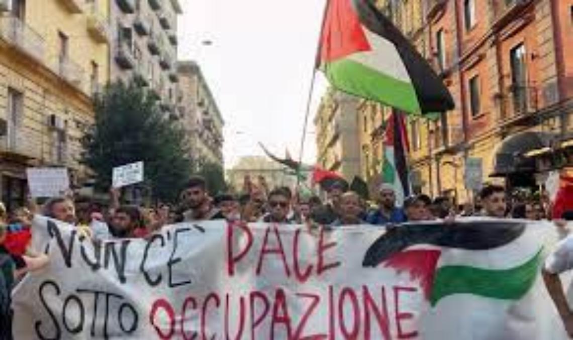 Cori e fumogeni al Vasto per la pace in Palestina, condanna dell'imam Cozzolino 