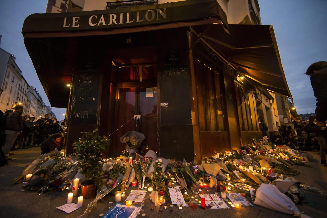 Strage a Parigi: 129 morti, 352 feriti. Caccia a un commando di terroristi, fermati padre e fratello del kamikaze francese