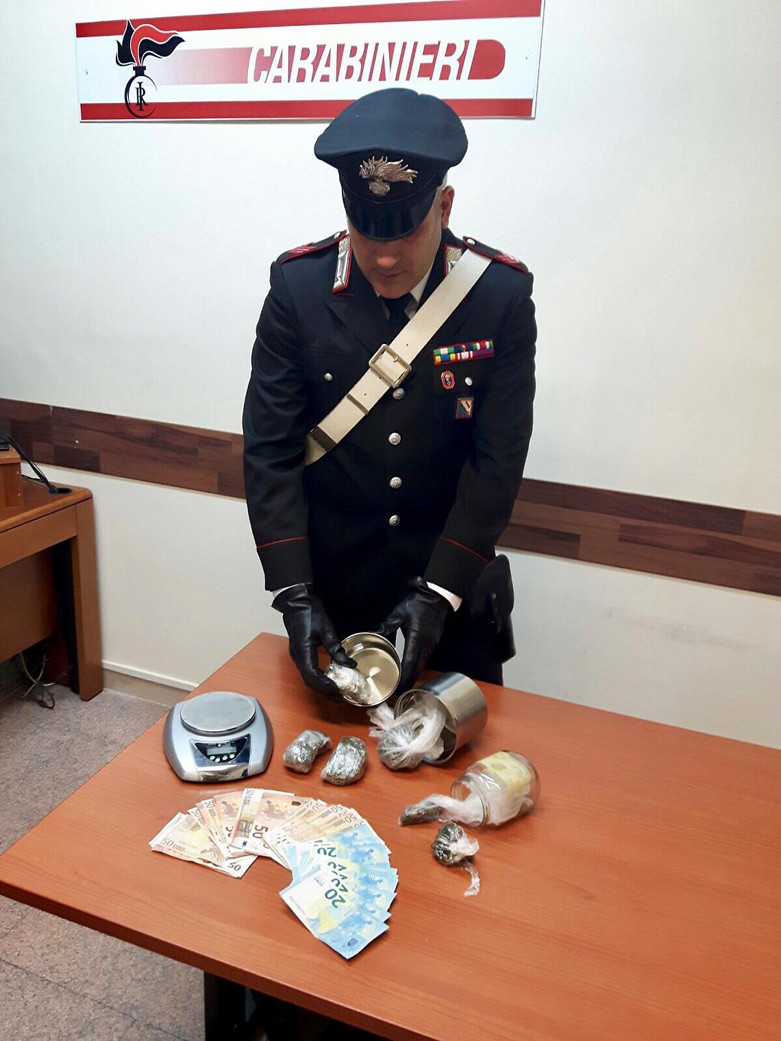 Dietro le pentole 1.200 euro e 2 etti e mezzo di marijuana 