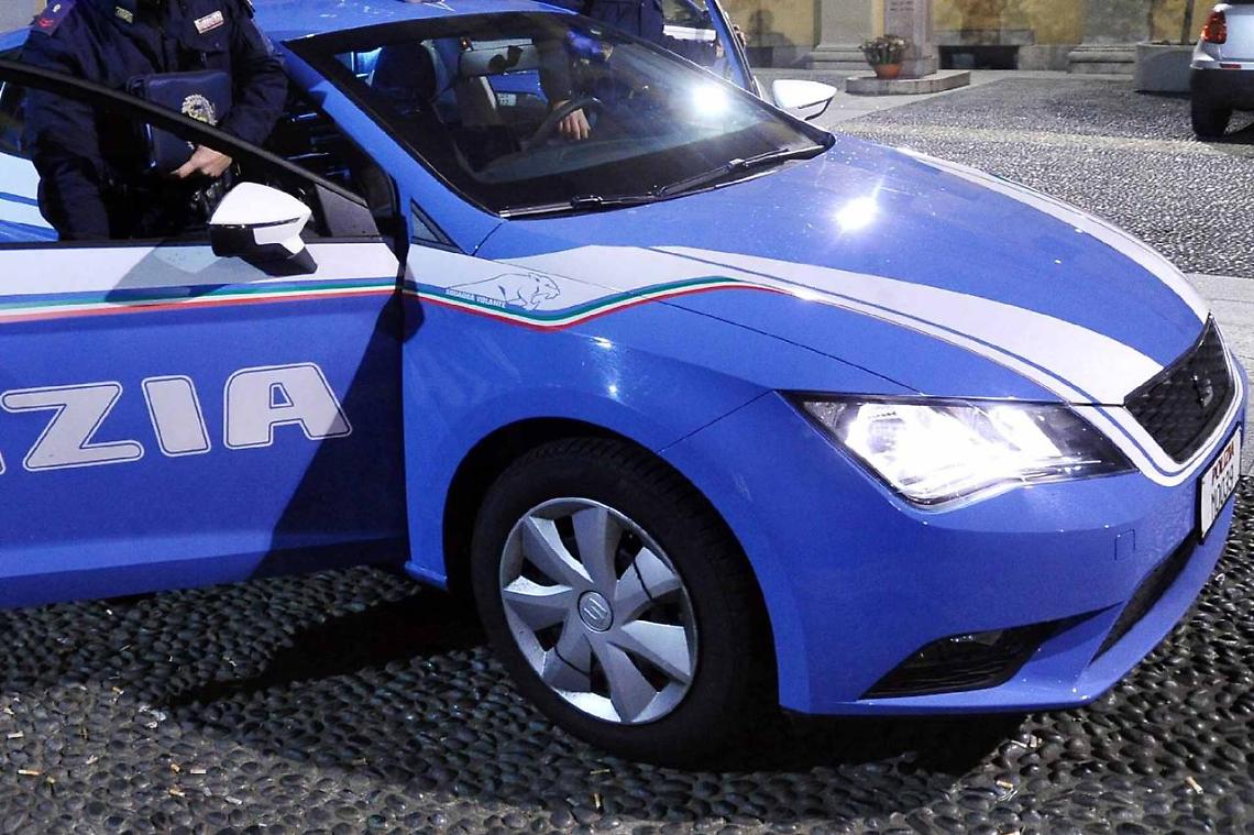 Si aggira nudo e insanguinato: panico in strada