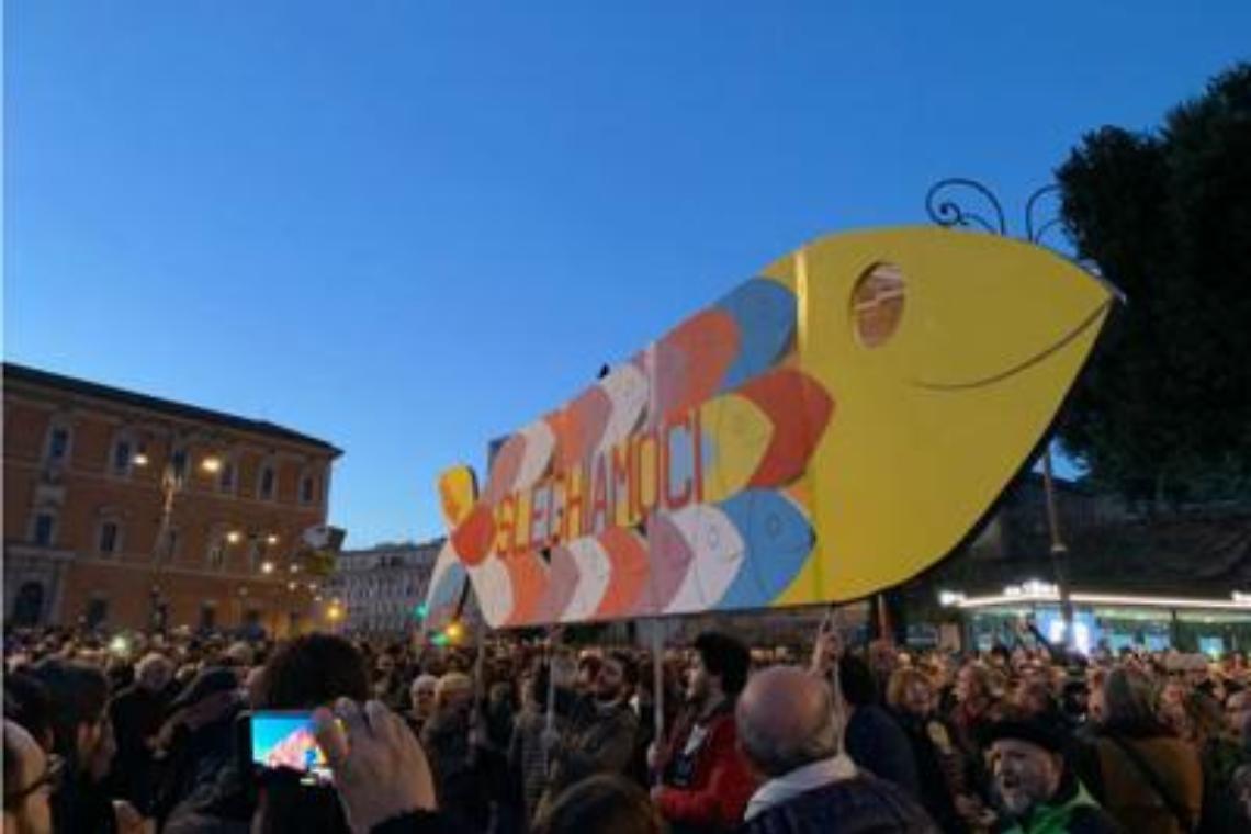 Sardine a San Giovanni con l'Inno di Mameli