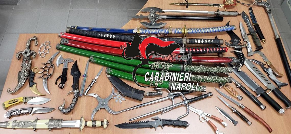 Arsenale di armi asiatiche in casa, denunciato