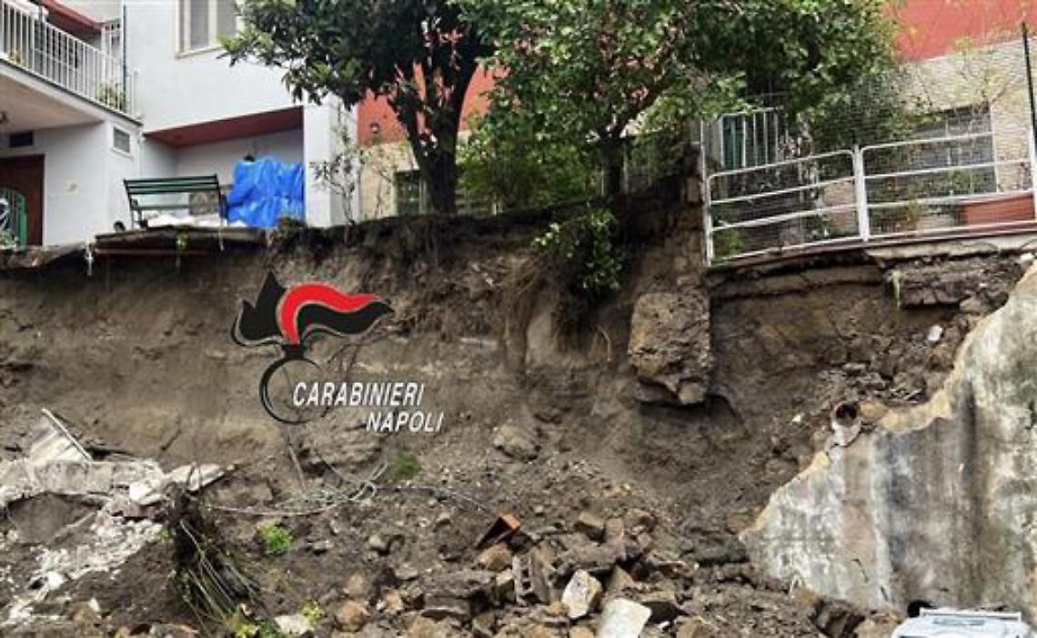 Maltempo a Napoli, crolla parte di un muro in corso Vittorio Emanuele