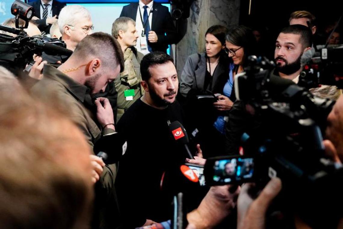 Consiglio Ue, Zelensky ai leader europei: «Non è il momento delle mezze misure»