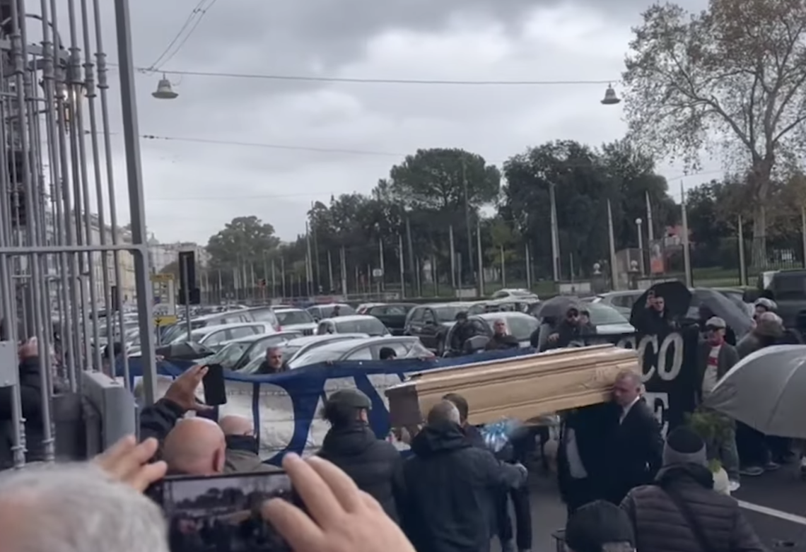 Cori degli ultrà per l'ultimo saluto ad Antonio Juliano