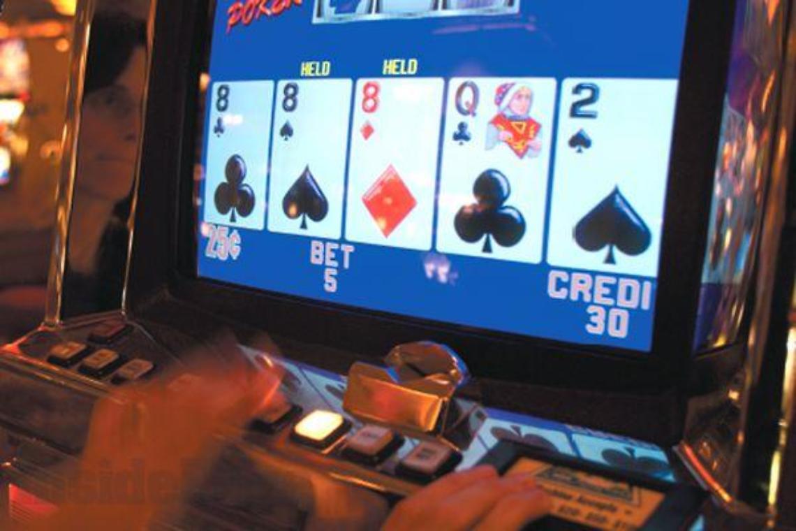 Teverola, entra in due bar e spara sulle slot: arrestato