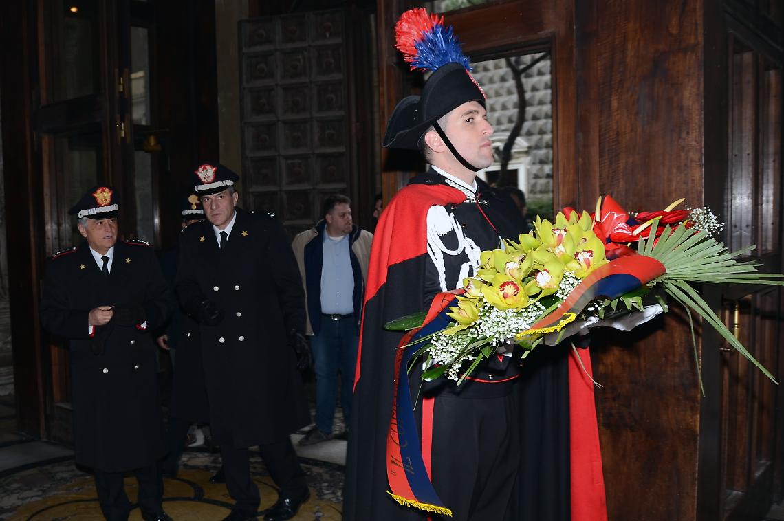 Il generale Tomasone depone fiori sulla tomba di Salvo D'Acquisto