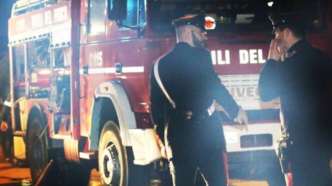 La casa va a fuoco, i carabinieri salvano un’anziana
