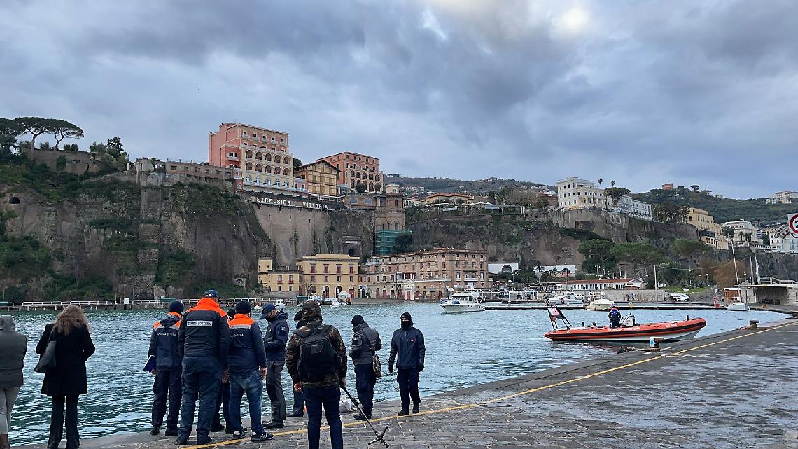 Morta la balena rimasta bloccata nel porto di Sorrento