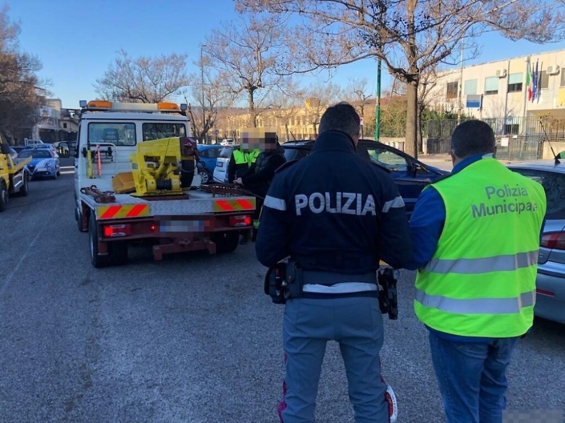 Sequestrate 17 auto senza Rca parcheggiate in strada