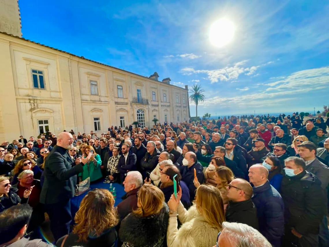 Pd, oltre 500 per Bonaccini a Caserta: comizio su una sedia