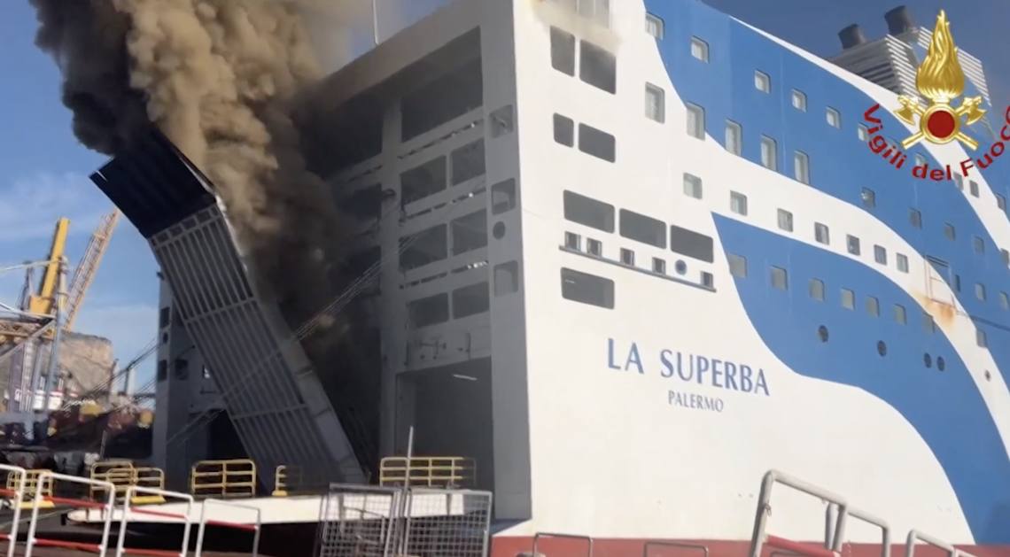 Palermo, incendio sulla nave per Napoli: tutti salvi