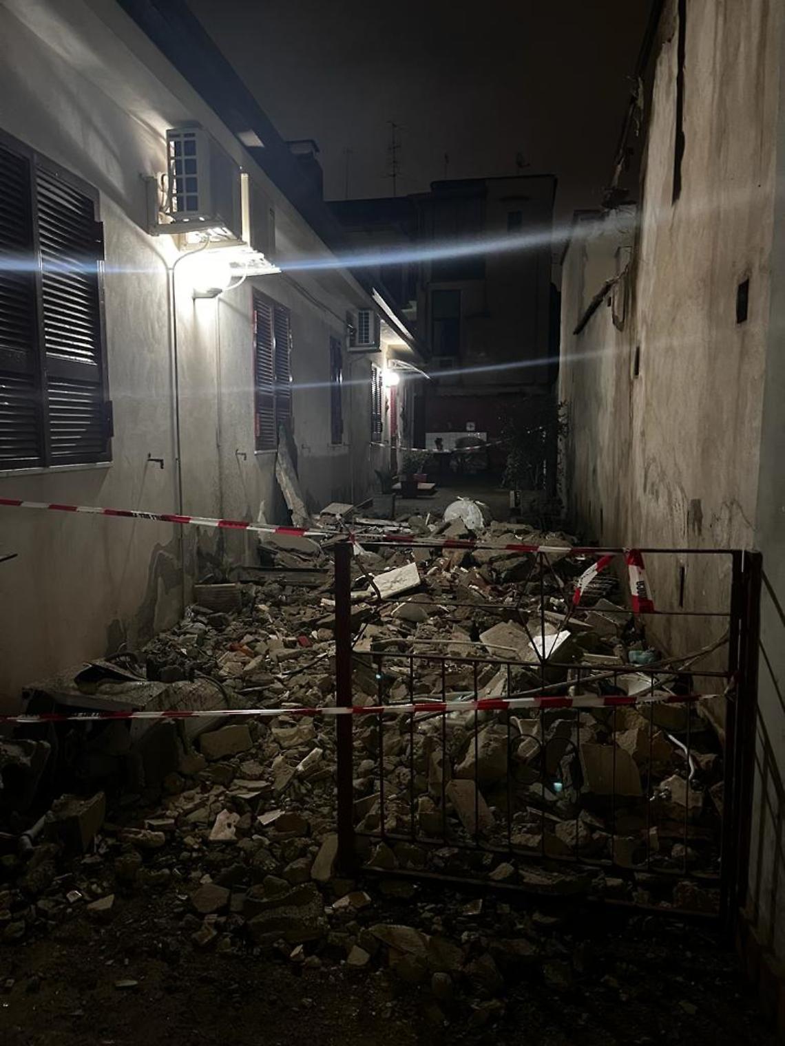 Secondigliano, crolla solaio di una palazzina: nessun ferito