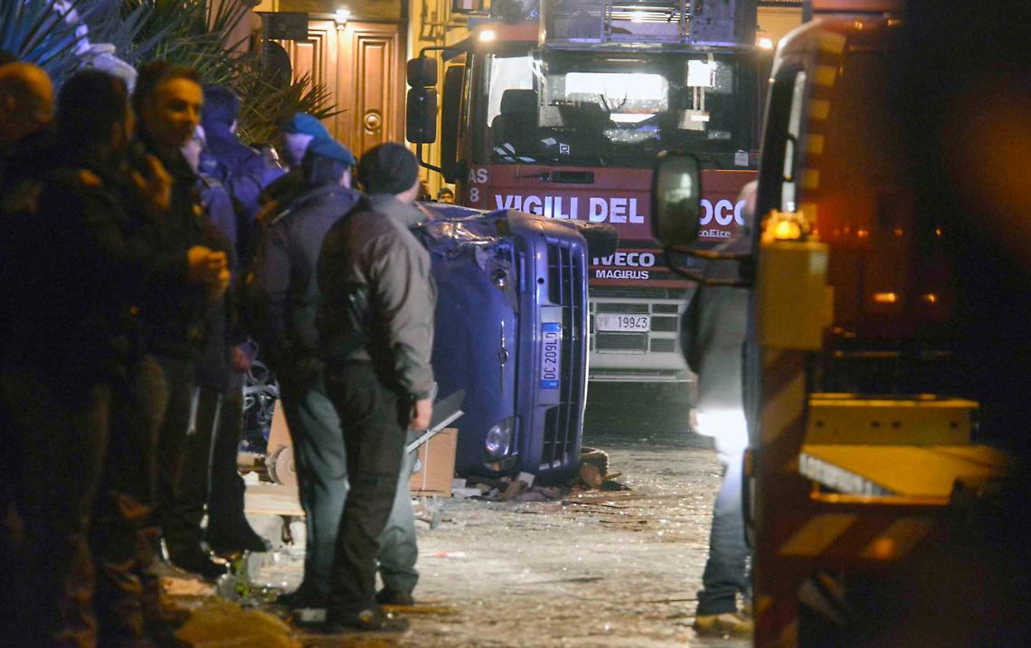 Boato in via Giambattista Basile, due feriti e tanta paura