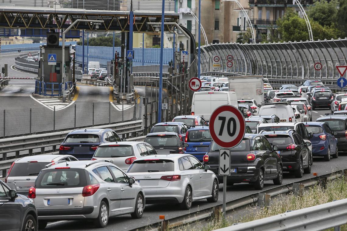 Schianto in Tangenziale, muore motociclista: gravissima la ragazza che era con lui
