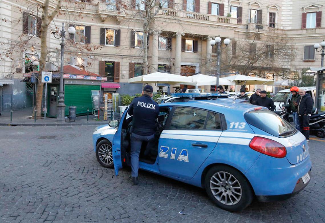 Licenza revocata, giornalaio si barrica nell'edicola: paura al Vomero
