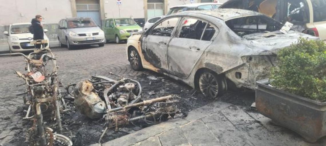Auto e moto in fiamme, arrestato il piromane