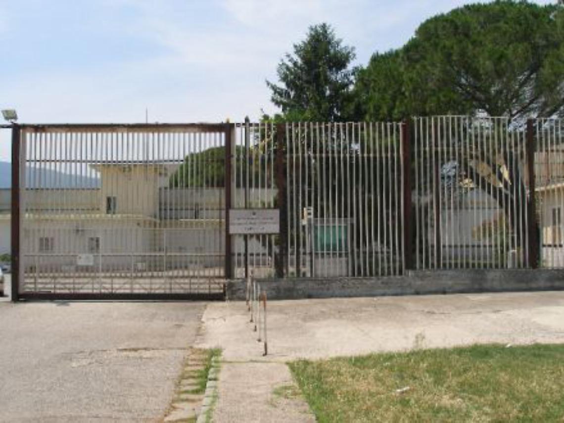Droga e cellulari in carcere, blitz e arresti