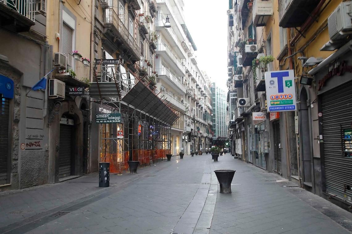 Domenica a Napoli, strade deserte e musica dai balconi