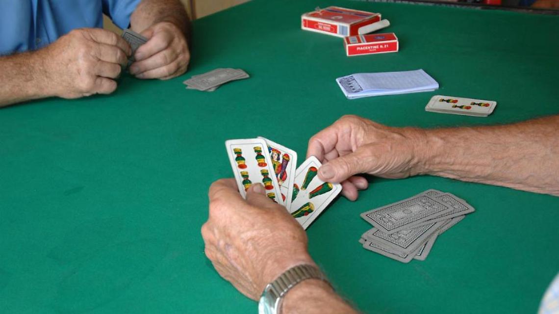 Giocavano a carte in un circolo, 5 anziani denunciati a Volla