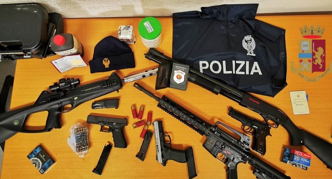 Giugliano, 56enne nei guai per possesso di segni distintivi della polizia