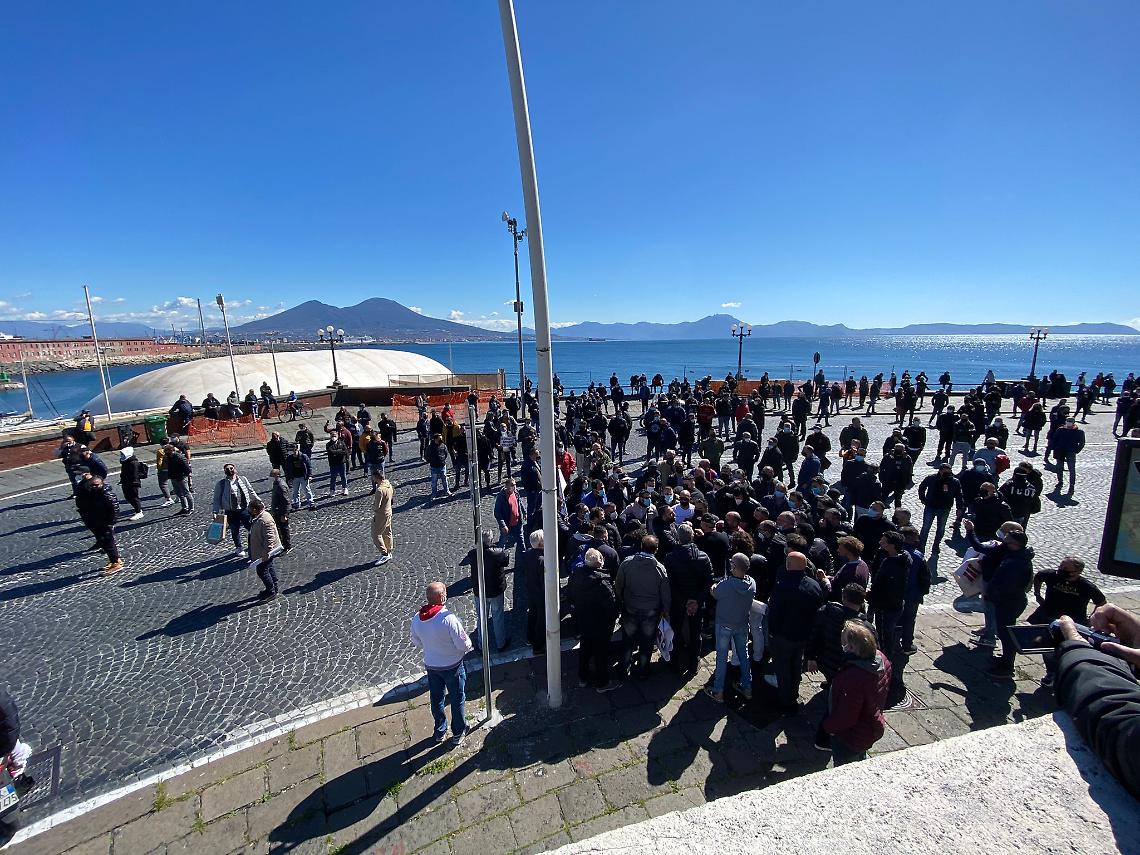 Protesta degli ambulanti, blocco stradale sul Lungomare