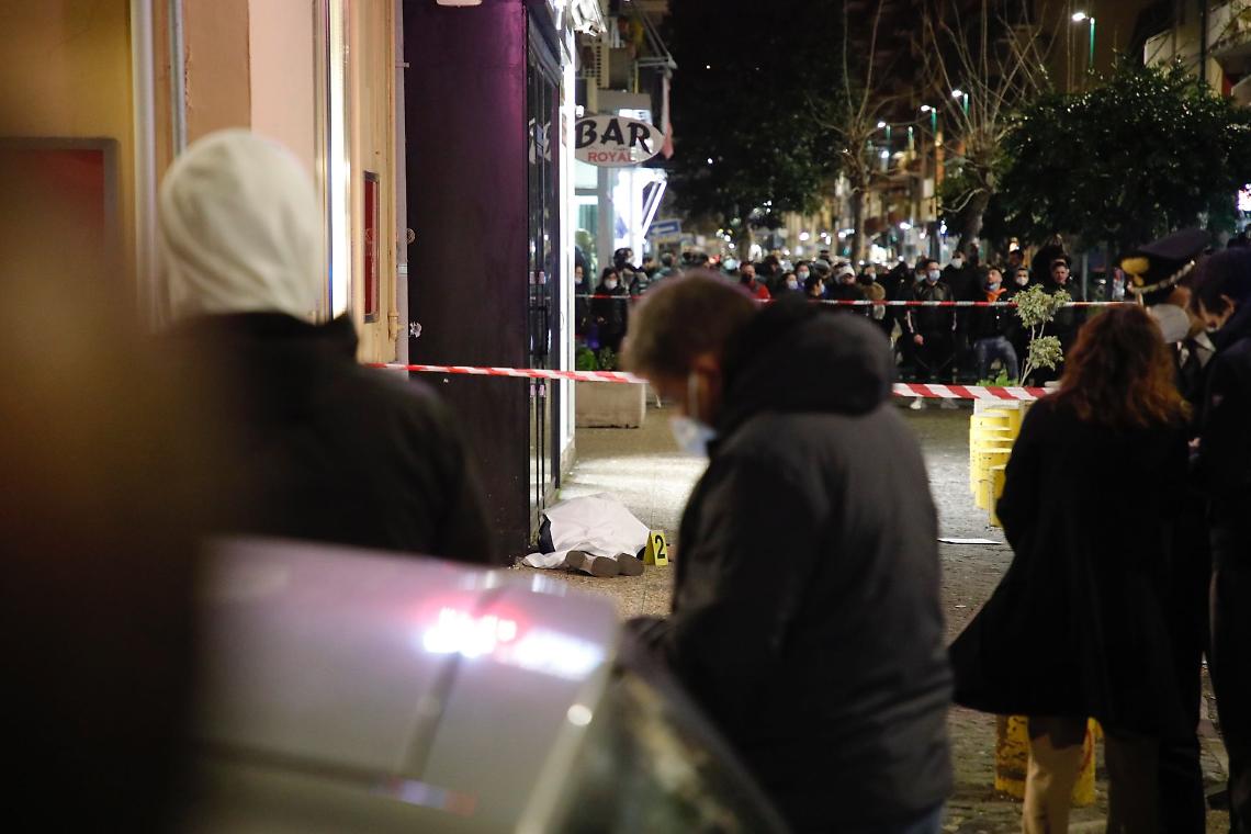 Spari in strada a Fuorigrotta, ucciso un 77enne