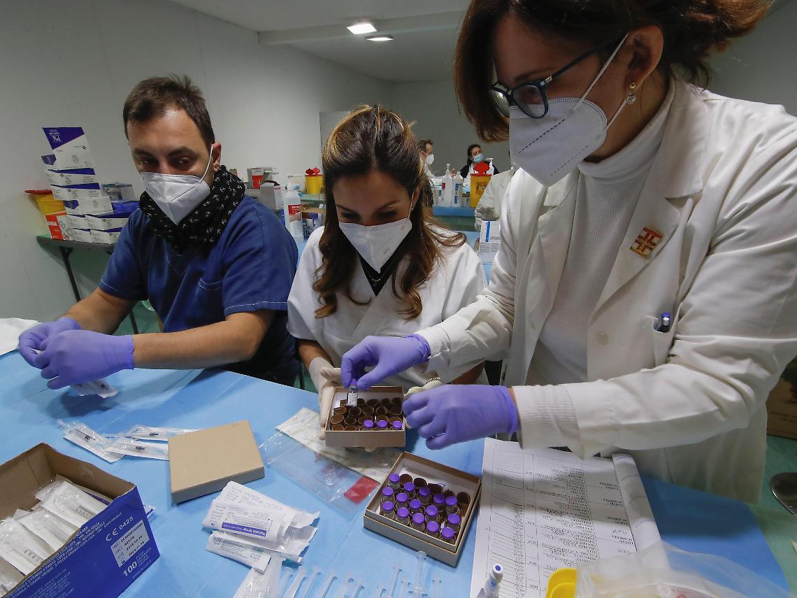 Vaccini in Campania, prime chiamate per gli over 70