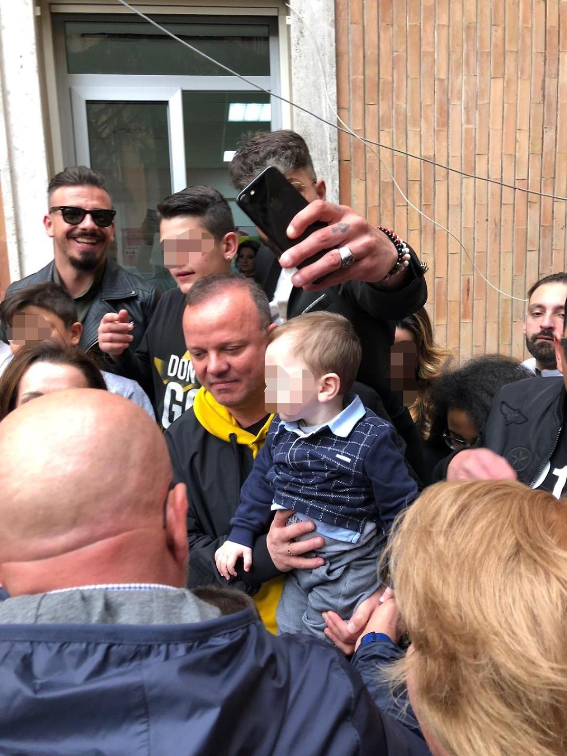 Gigi D'Alessio in fila al Cardarelli per donare il sangue