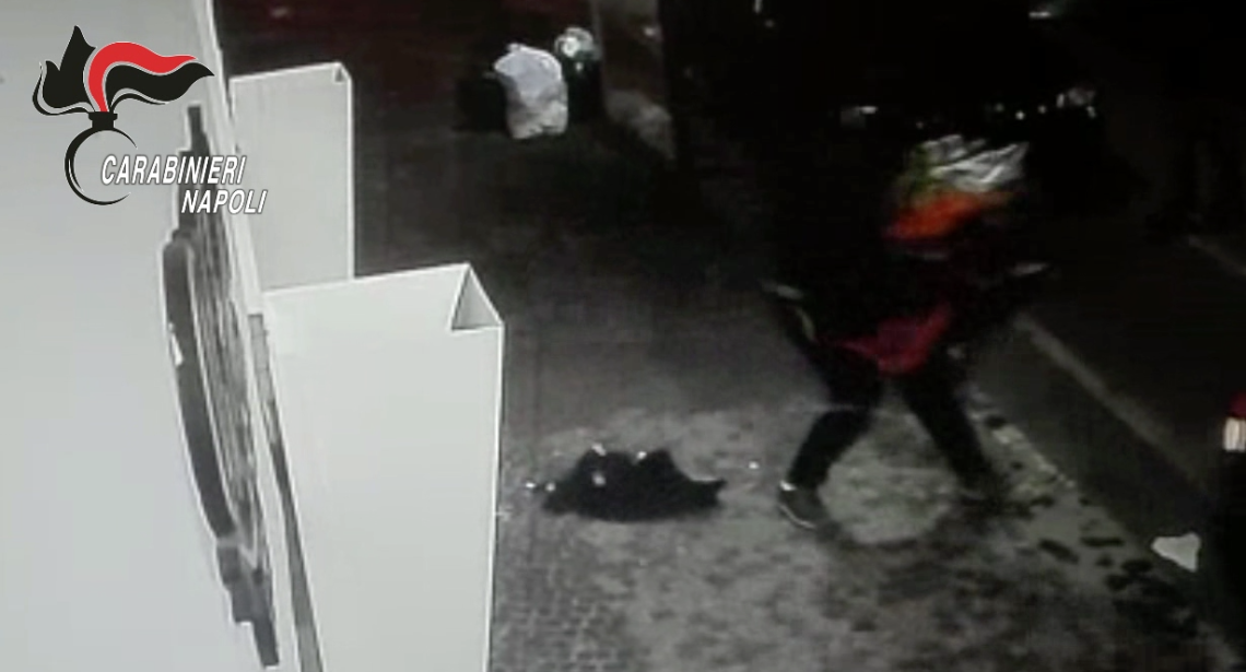 Smantellata banda della spaccata, otto arresti a Napoli