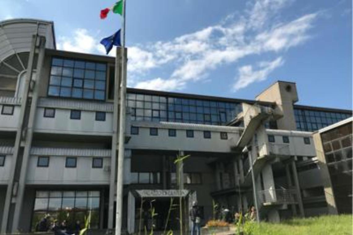 Sesso con l'allievo, legale donna: «Avanti per la verità»