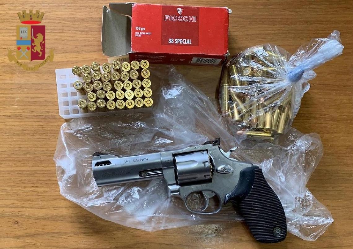 Pistola e cartucce nascoste in un palazzo a Forcella