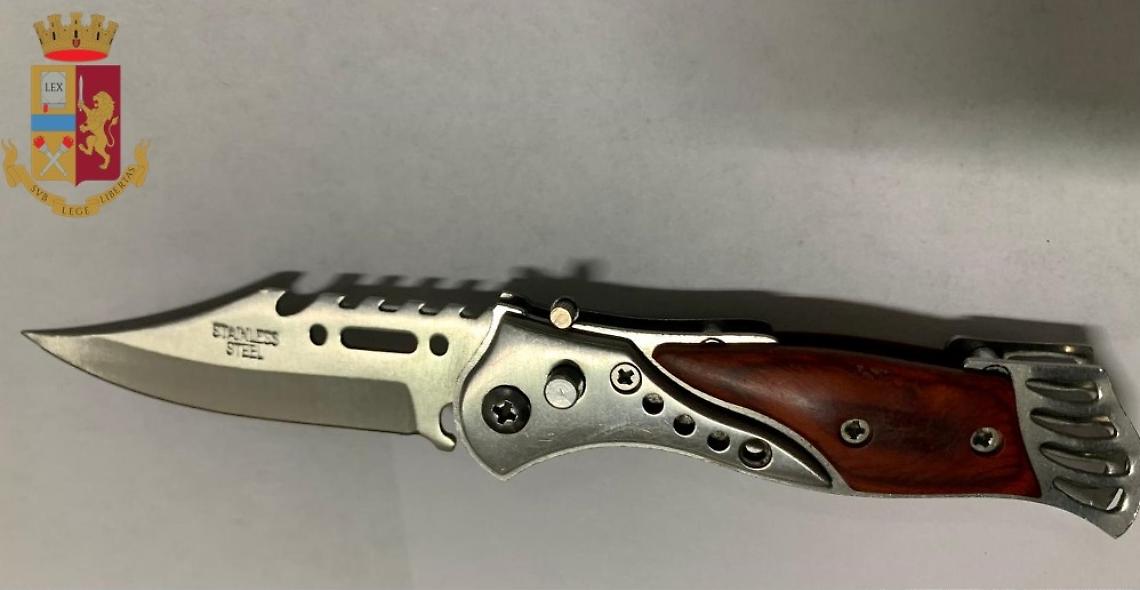 Evade dai domiciliari, fermato con un coltello a serramanico
