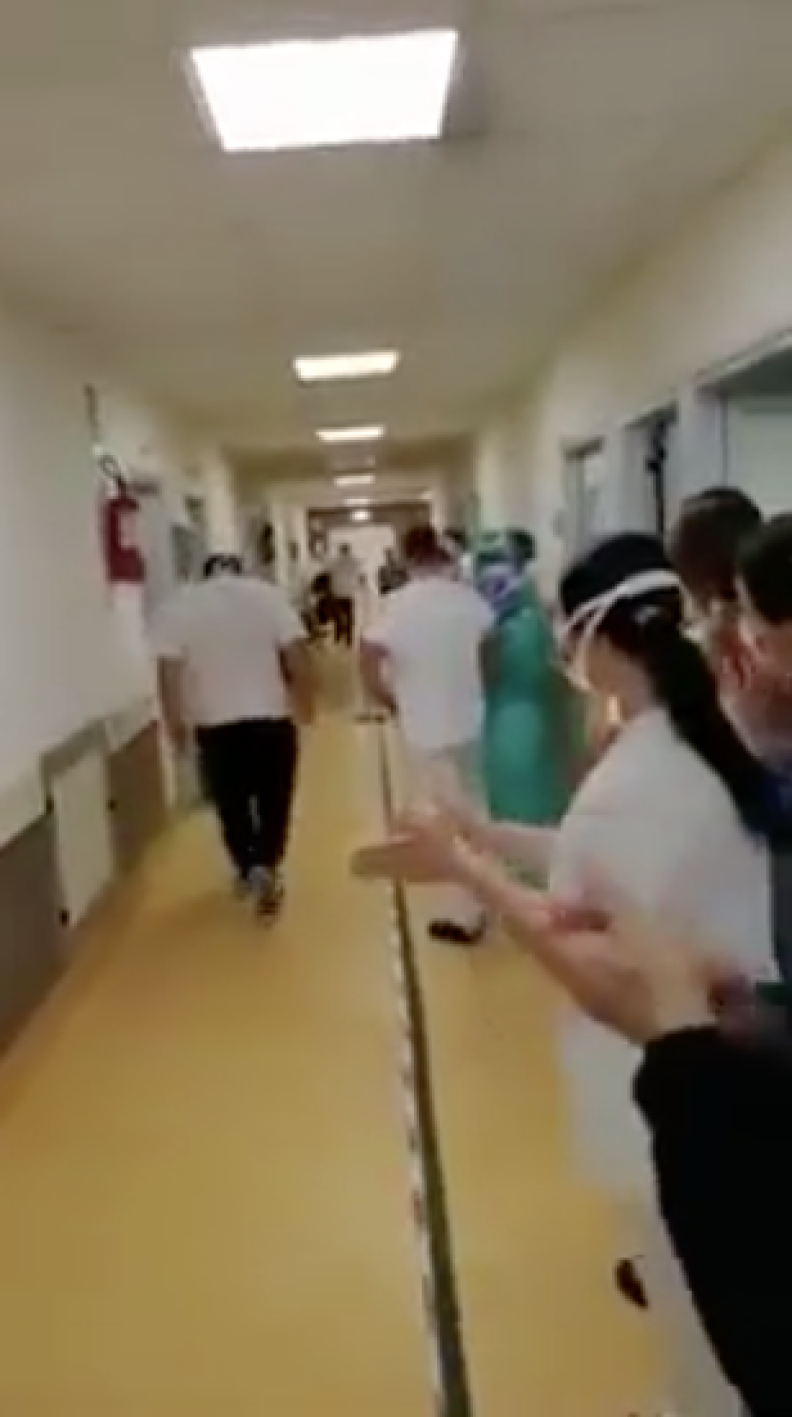 Coronavirus, padre e figlio dimessi dal Cotugno insieme: l'applauso dei medici