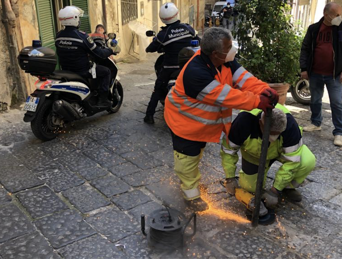 Quartieri Spagnoli, rimossi paletti abusivi