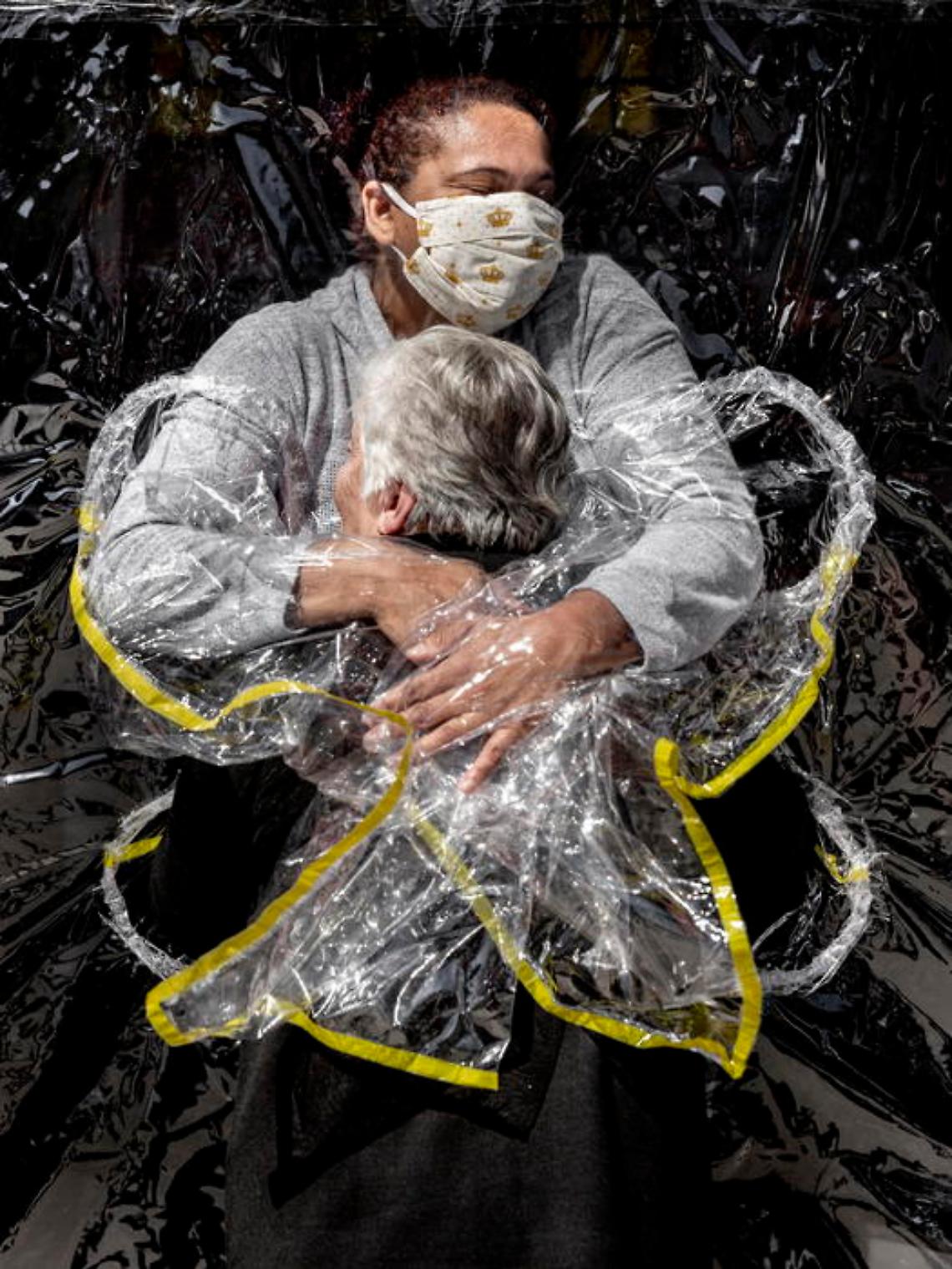 World Press Photo 2021, la foto dell'anno: il primo abbraccio, il volto della pandemia