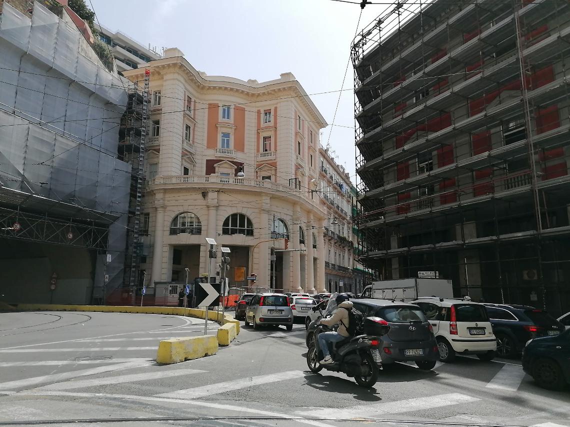 Galleria Vittoria chiusa per incidente, traffico in tilt