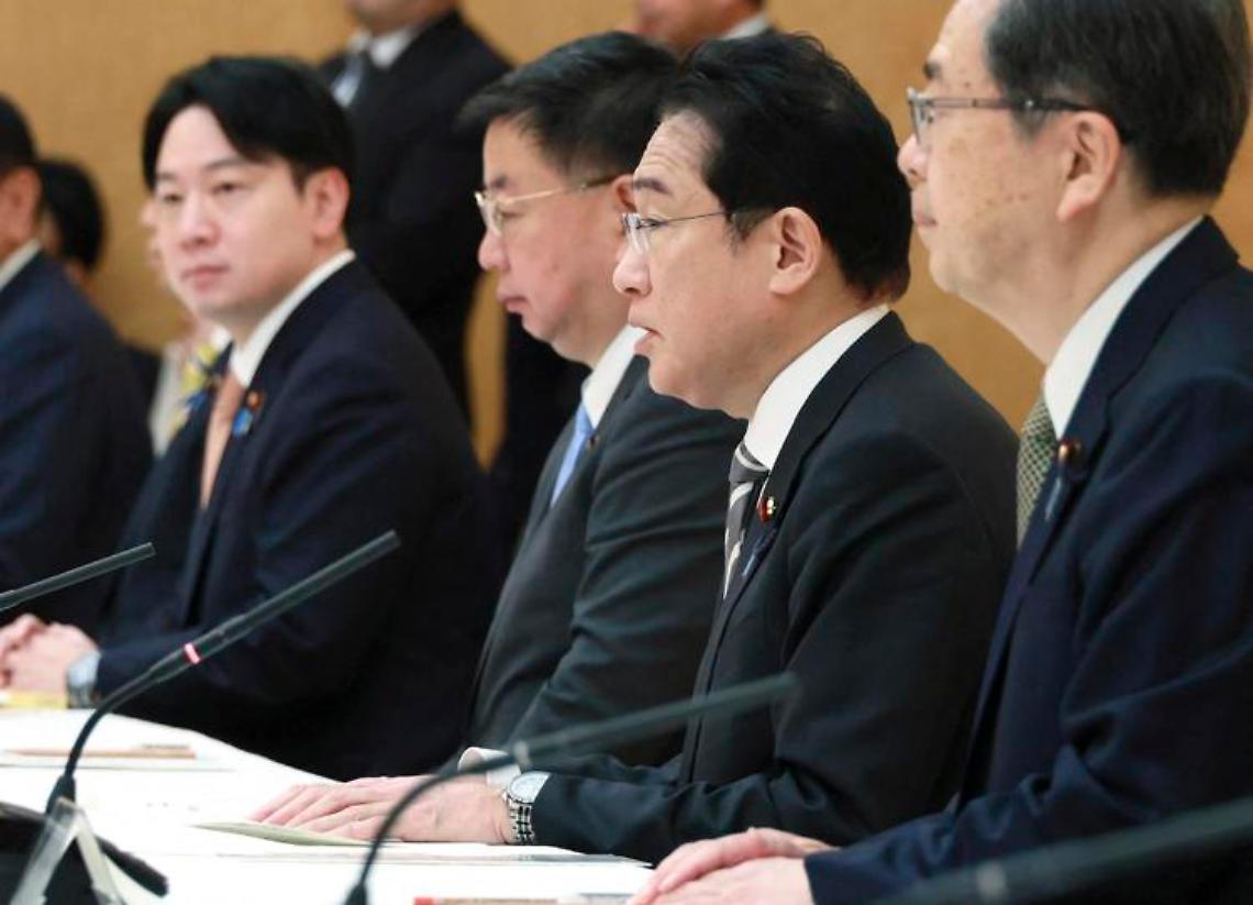 Giappone, esplosione al comizio di Kishida: premier in salvo
