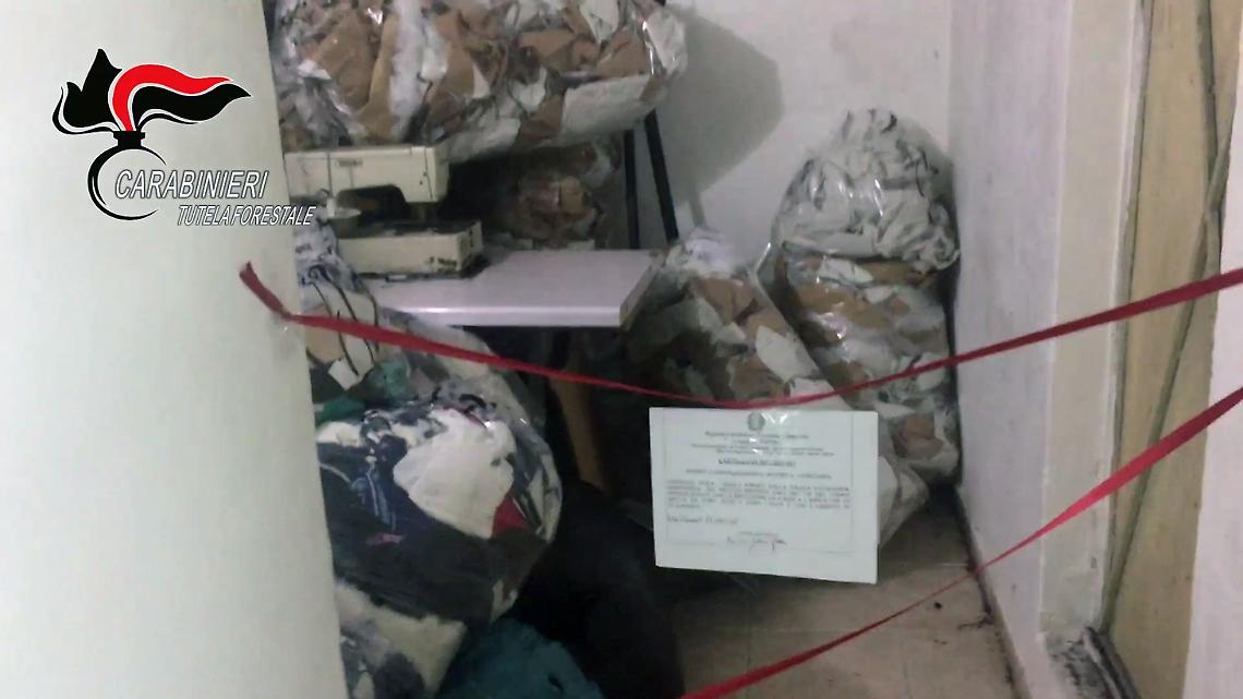 Sei anni di rifiuti tessili stoccati in deposito, denunciato 