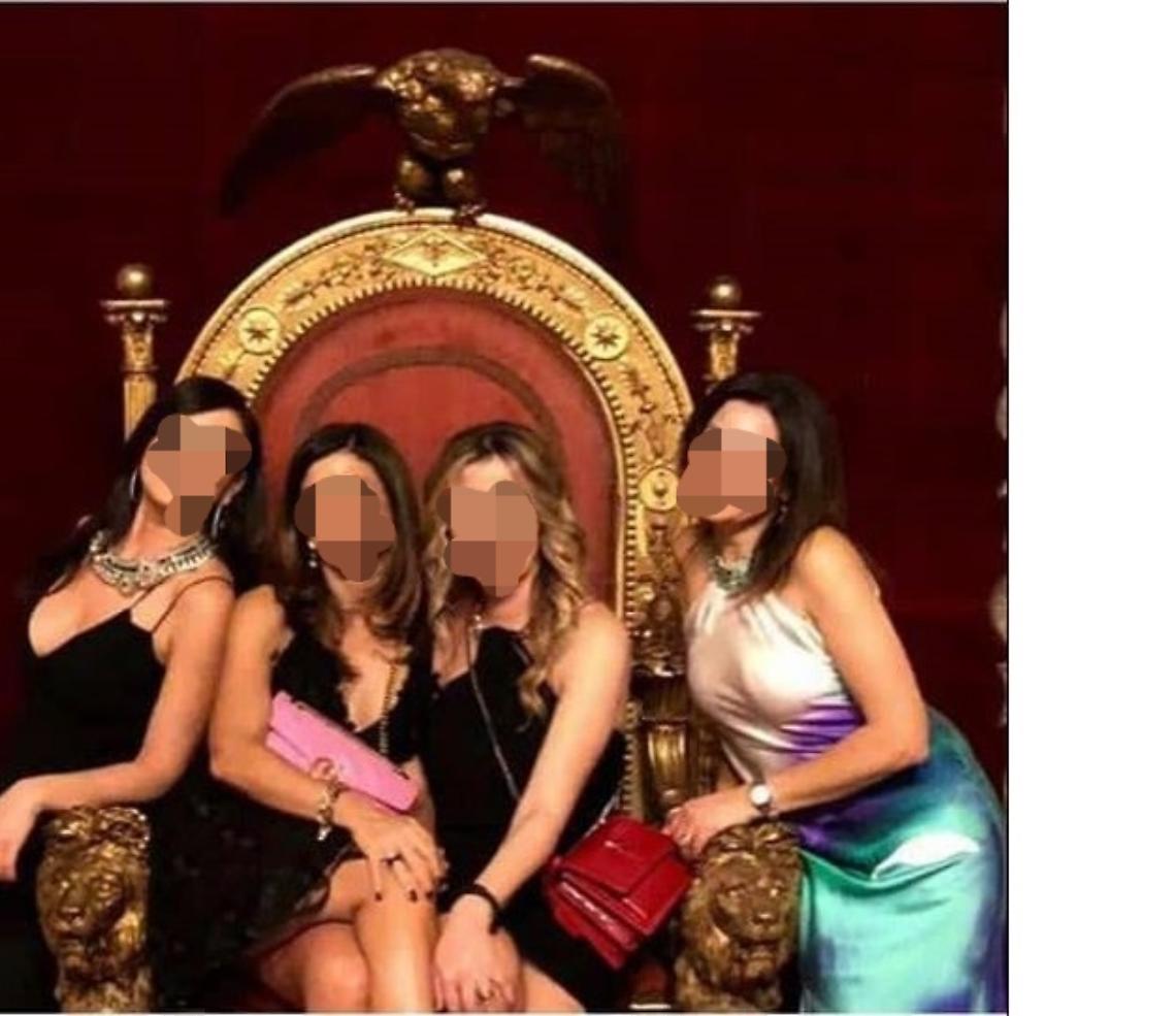 Sedute in 4 sul trono dei Borbone, foto sui social: monta la polemica