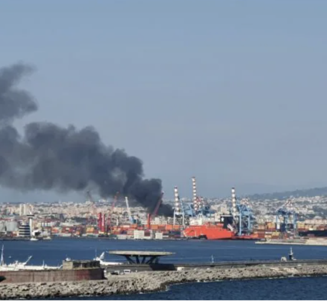 In fiamme deposito di giocattoli, fumo nero sulla città