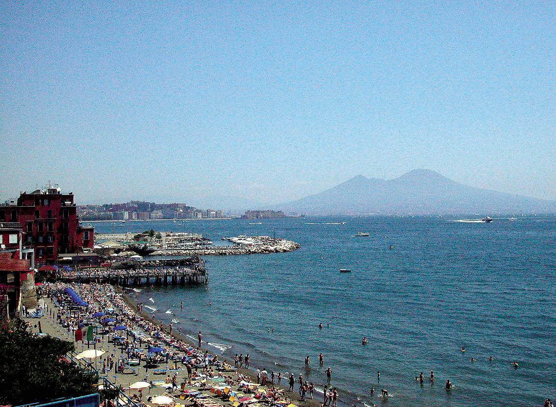 Zona gialla, riaprono le piscine all’aperto e gli stabilimenti balneari