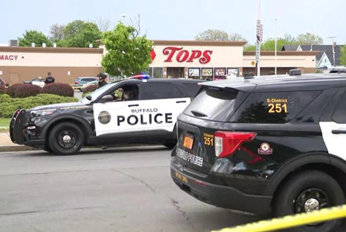 Strage a Buffalo, spara in supermercato: almeno 10 morti